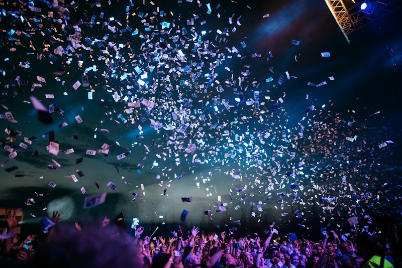 Fiesta de egresados con confeti