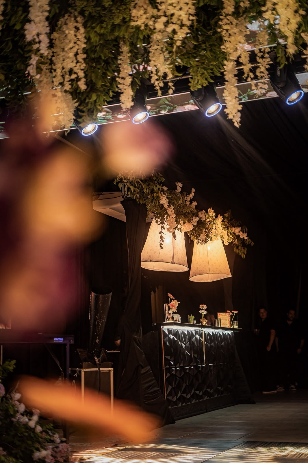 Barra ambientada con flores para un evento especial