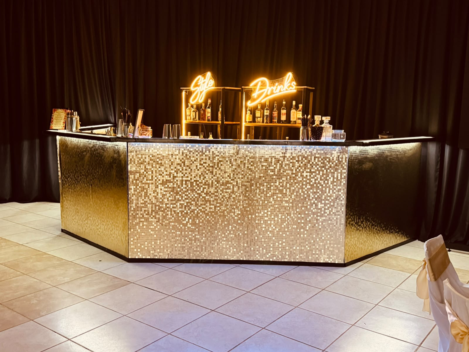 Barra dorada de Style Drinks Bar en un salón
