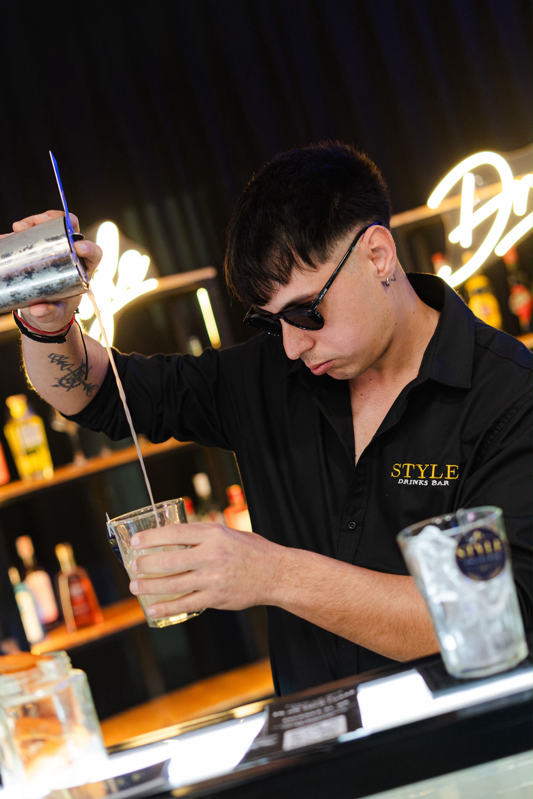 Bartender de Style Drinks Bar sirviendo un trago