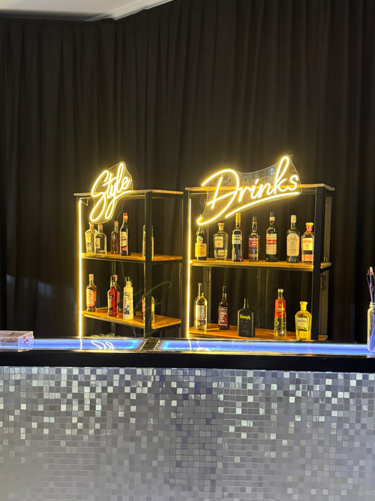 Barra móvil con neón de Style Drinks Bar