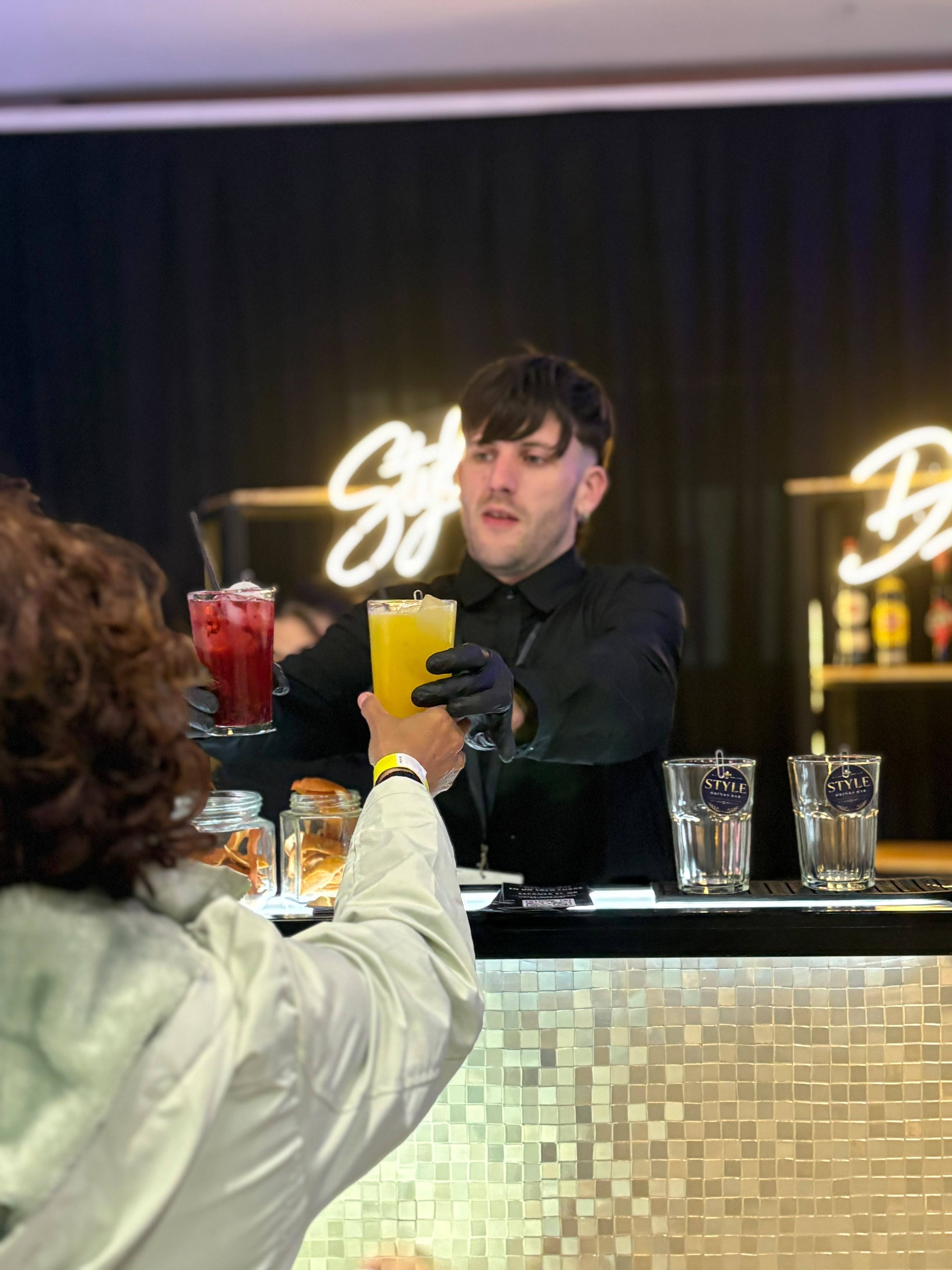 Bartender entregando tragos en un cumpleaños