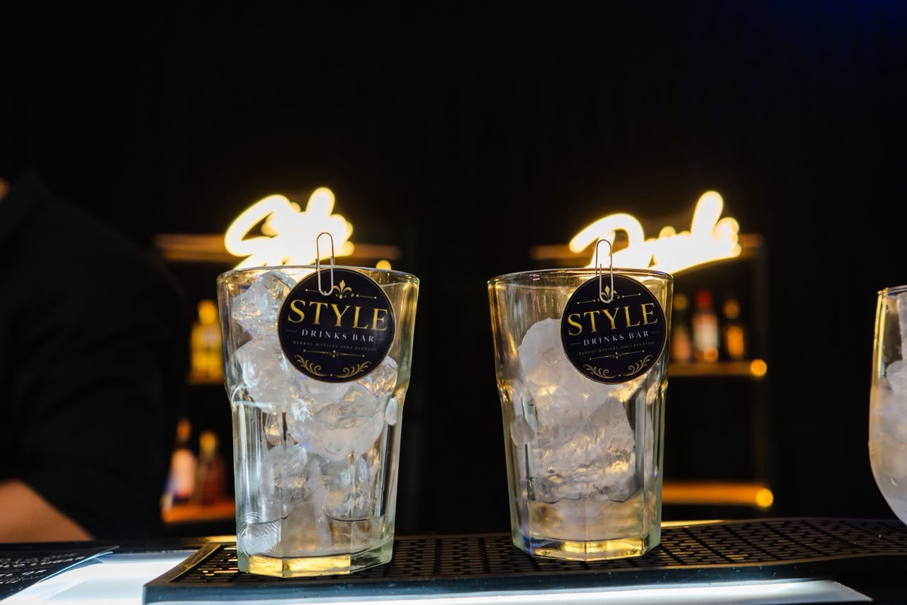 Vasos con hielo y el sello de Style Drinks Bar